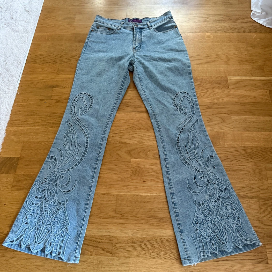 Bootcut jeans med broderi