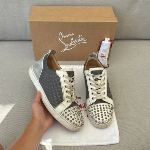 Christian Louboutin skor - Säljer nu dessa otroligt feta skor från Christian Louboutin. Skick 7,5/10 - lite smutsiga samt några få skråmor, men skicket är super i sin helhet! Nypris cirka 11 000kr, mitt pris endast 2699kr. Allt OG medföljer vid köp (se bild 3). Storlek 45, men funkar även bra om man har 44! Hör av er vid funderingar.