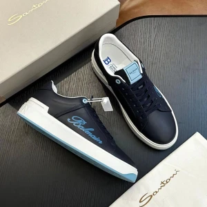Mörkblå sneakers från Balmain - Snygga mörkblå sneakers från Balmain med ljusblå detaljer och vit sula. Skorna har Balmain-logga på sidan, snörning och en klassisk rund tå. Perfekta för dig som vill ha en stilren och exklusiv look.