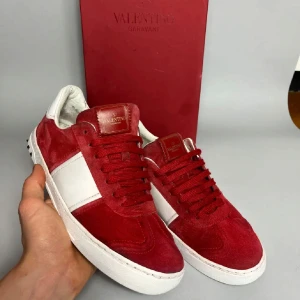 Valentino Flycrews  - Riktig snygga Flycrews perfekta nu för sommaren, 6 nitar saknas men annars är det bra skick, extra nitas följs med men EJ OG, det är storlek 41 men passar 42-43 skit bra (jag har 42,5 och det passar perfekt) Om ni har några frågor är det bara att DMa, allt og ingår 😁🙌🏻