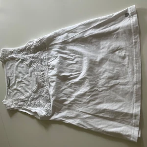 Vit spetsdetaljerad linnetopp Street One - Vit ärmlös linnetopp från Street One med snygga spetsdetaljer runt den djupa v-ringningen. Toppen är i mjuk bomull och har en enkel, klassisk  form. Använt lite, men köpt för längesedan🩷