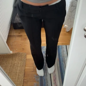 Svarta kostymbyxor från BikBok - Snygga svarta lågmidjade kostymbyxor från BikBok, helt oanvända utan prislapp då jag klippte av prislappen innan jag provade dem❤️😃 