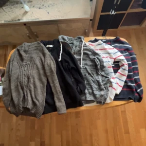 Tröjor i storlekar S-L - Mix av tröjor, skriv vid frågor. OBS DEN GRÅA I MITTEN FINNS EJ KVAR!