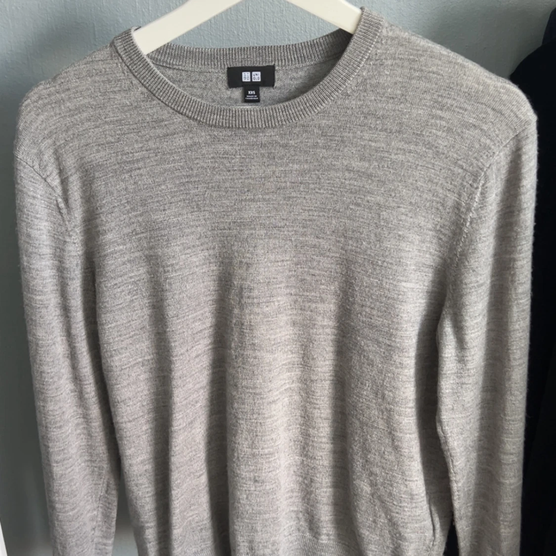 Grå stickad tröja från Uniqlo
