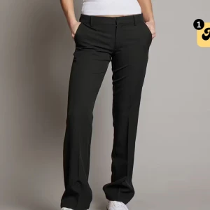 Svarar kostymbyxor  - Säljer de här kostymbyxorna från bikbok i modellen Vera då de inte kommit till användning för mig. De är i storlek 36 och har låg midja och raka ben💓