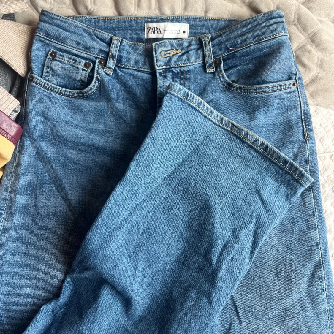 Blå low bootcut jeans från Zara - 1
