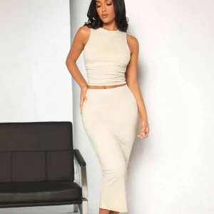 Beige sett - En beiget sett, en lång kjol och en matchande topp. Super skönt och luftigt material till sommaren!💕 stolek L på båda