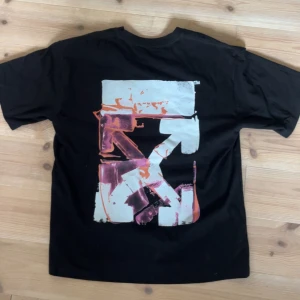 Svart Off-White t-shirt med tryck - Kan gå ned i pris vid snabb affär, är öppen för byten!