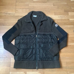 Moncler cardigan  - Riktigt unik och snygg cardigan från Moncler. 💚 perfekt för dig som söker en schysst cardigan som sticker ut från resten till hösten. ✨ Cond: 8/10. Jackan köptes på Plick så osäker ifall den är äkta men moncler loggar har nfc och tar dig direkt till original hemsidan. Hör gärna av er vid fler frågor!!!