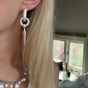Silvriga örhängen med nitar - Säljer dessa skit snygga lite större örhängen med nitar! Passar till allt, både vardagen och till lite finare. Ny skick och endast använda ett par gånger💘