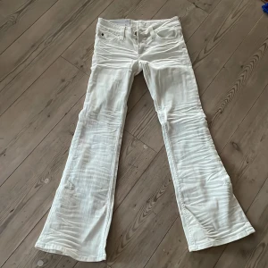 Vita bootcut jeans från Cheap Monday - Säljer ett par vita bootcut jeans från Cheap Monday i modellen Booty. Jeansen har klassisk femficksdesign, normal passform upptill och utsvängda ben. Materialet är bomull med en mjuk känsla och de har en snygg Cheap Monday-logga bak. Helt nya! Kommer i påsen jag fick hem de i🥰