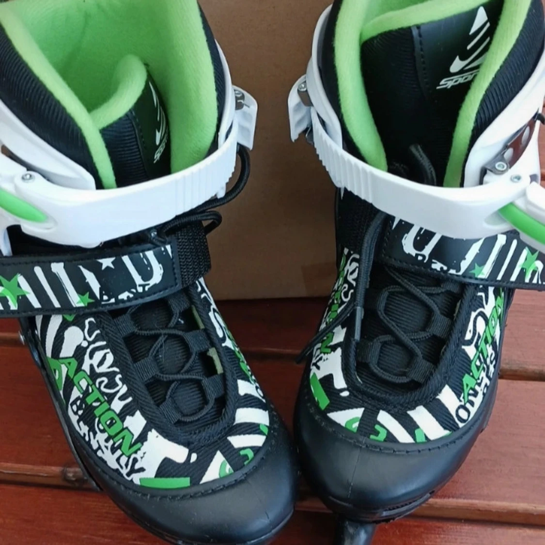 Svarta och gröna skridskor