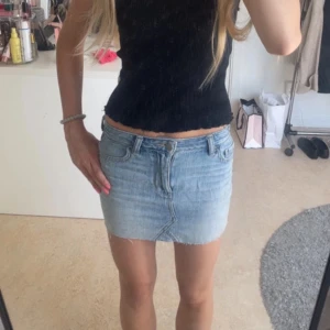 Hollister jeanskjol - Den är klippt där nere men man ser på bild 2