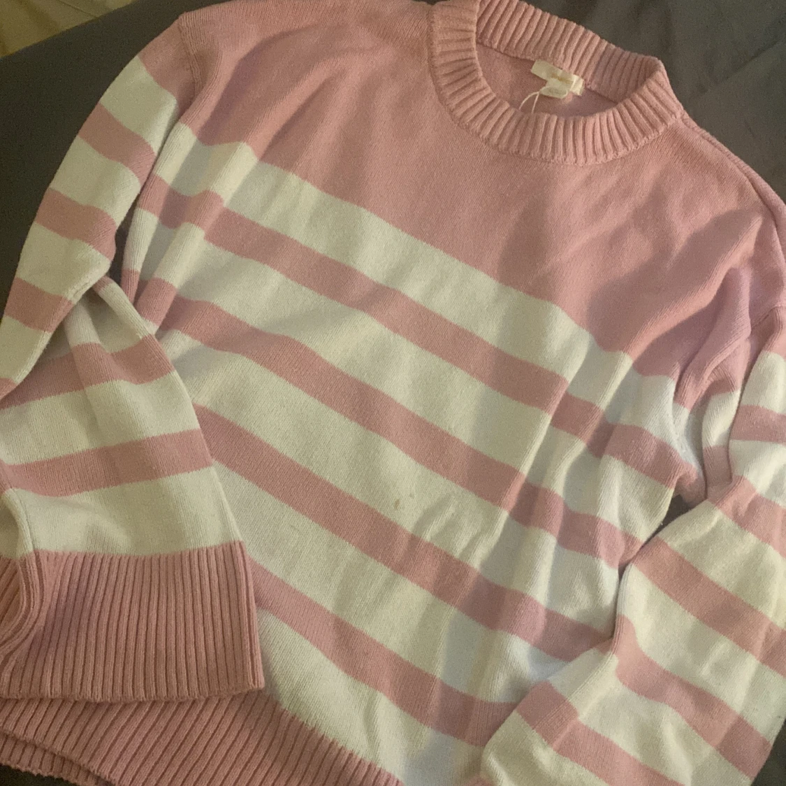 Råsa och vit randig stickad tröja ifrån Gina Tricot young - 1