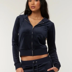 Juicy Couture tröja - Supersnygg juicy couture tröja i marinblå, andvänd ett få tal gånger. Säljer då den är för liten för mig, tröjan har inga slitningar eller fläckar. Skriv för fler bilder eller om ni har några frågor💗