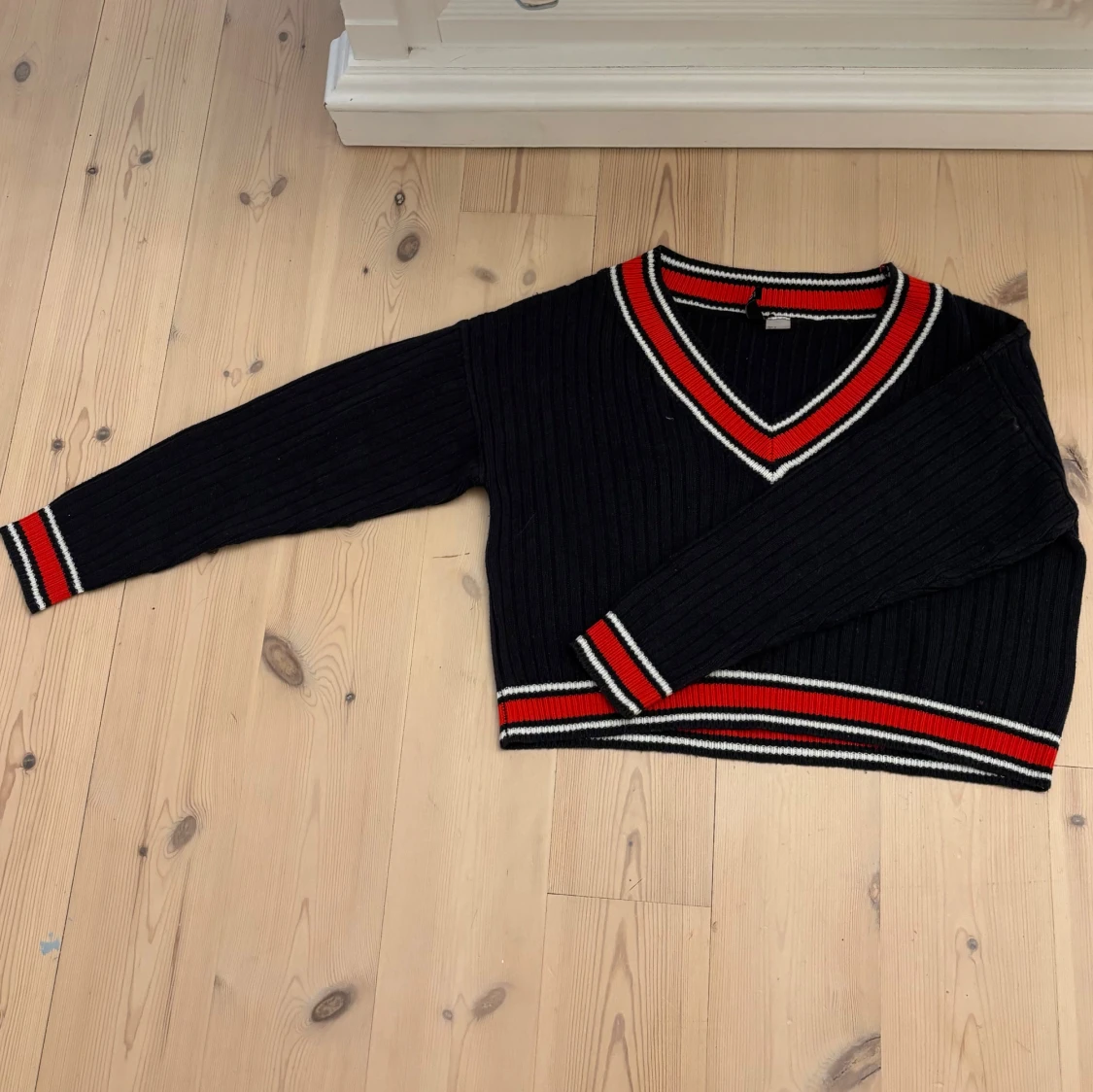 Svart ribbad v-ringad tröja med ränder - 1
