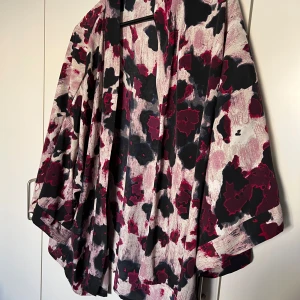 Mönstrad kimono från Åhléns XS/S - Härlig sommarkimono, perfekt för stranden. Passar upp till XL enligt min bedömning.