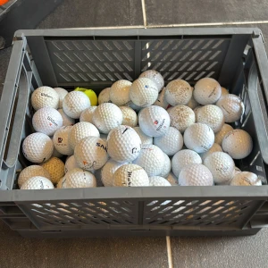 83 golf bollar  - Det är 83 golfbollar av bra skick med olika märken.pris kan komma överens om bara att kontakta 