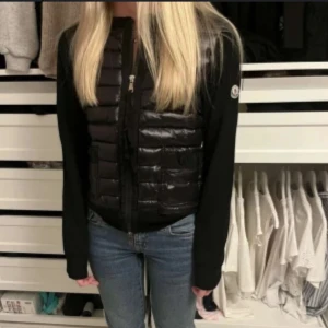 Moncler cardigan  - Snygg svart Moncler cardigan. Passar perfekt till jeans. Materialet är glansigt och känns lyxigt, och modellen är normal i passformen. Är som i nytt skick och säljer pga att jag ska spara till en moped. Kvitto finns och tags💕