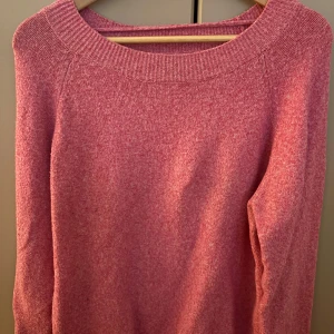 Rosa stickad tröja från Vero Moda - Mysig rosa stickad tröja från Vero Moda. Har även en likadan i vit fast i storlek S som också går att köpa. Båda är lite noppiga men annars inga defekter.
