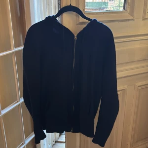 Mörkblå kashmirhoodie från Sayless - Mysig mörkblå hoodie från Sayless i Kashmir den är i ett fint skick och har inga skador, hoddien är riktigt skön och inte så jätte andvänd. Skriv i dm om du vill veta mer 