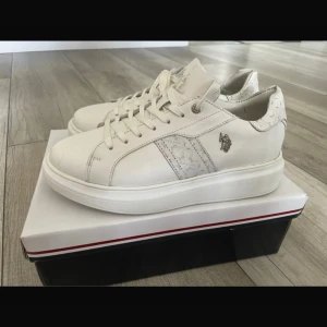 Ralph Lauren skor strl 39 - Vita skor från Ralph Lauren i strl 39. Tecken på slitage men bra kvalitet, skickas i orginalkartongen. 