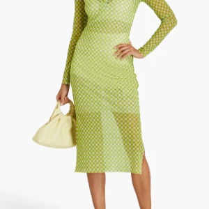 Grön rutig klänning Baum und Pferdgarten - Supercool kortklänning från Baum und Pferdgarten i grönt och vitt rutigt mönster. Klänningen har lång ärm, krage och tre gula knappar framtill. Tillverkad i stretchig polyesterblandning som sitter snyggt på kroppen.