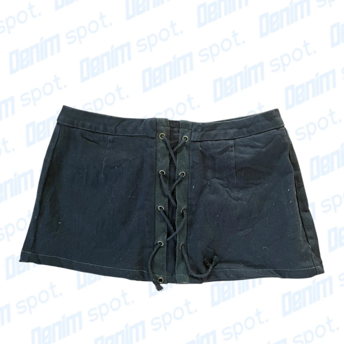 Svart kortkjol med snörning