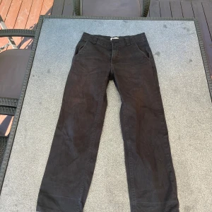 Svarta raka byxor - Svarta byxor  med raka ben och klassisk passform. Byxorna har sidfickor, hällor för bälte och är tillverkade i ett mjukt bomullsmaterial. Perfekta för en clean och stilren look.