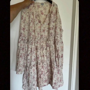 Blommig kortklänning från Rails - Supersöt kortklänning från Rails !!