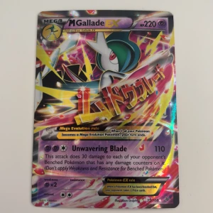 M Gallade EX - Cool och färgstark Pokémonkort med M Gallade EX! Perfekt för samlare och fans som vill boosta sin lek med en mäktig Mega Evolution. Kortet har holografisk yta och är en riktig eye-catcher för alla Pokémon-entusiaster. Kortet är i gott skick då jag hade gett det en 7.9/10, Ifall ni har några frågor är det bara att höra av er, ifall ni är intresserade av pokemon kort kolla gärna mer på min profil!