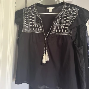 Svart blus från H&M - Storlek L men passar som S eller M. Använd fåtal gånger.