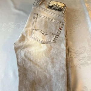 Replay ljusgrå jeans slim fit  - Snygga ljusgrå jeans från replay priset är inte hugget i sten skriv vid intresse 