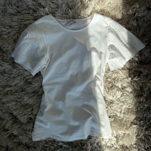 söt vit sommar t-shirt - helt oanvänd vit t-shirt med blommigt mönster ifrån samsa young, ganska genomskinligt material!! 158/164, skulle säga att den passar upp till M då tyget är stretchigt💘ändå defekten är den superlilla pricken på baksidan, men den är ej synlig och kommer ifrån butiken.