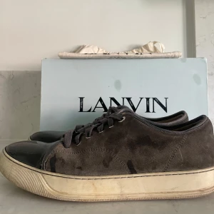 Lanvins - Säljer dessa tvär feta lanvins i storlek 43. Skicket på skorna är 7/10🤩 Vid köp av skorna ingår box och dustbag❗️ För fler bilder eller övriga fråga kontakta gärna oss☺️
