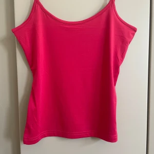 Rosa linnetopp från Lindex XS - Enkel och snygg rosa linnetopp från Lindex i storlek XS. Toppen har smala axelband och är tillverkad i mjuk bomull, perfekt för varma dagar. Stilren design utan mönster eller detaljer, passar till allt i garderoben.