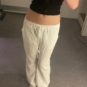 Vita linnebyxor med snörning - Säljer ett par snygga vita linnebyxor. Byxorna har raka ben och sidfickor, perfekta för en chill och stilren look. Perfekt för varmare dagar☀️Funkar väl för S, XS också skulle jag tro. Säljs pågrund av att de tyvärr är cirka en decimeter för korta för mig, är 173, så skulle väl tro att de passar bäst för någon som är ish 160💕