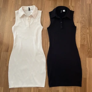 Ribbad kortklänning från H&M - Två ribbade kortklänningar från H&M, en i svart och en i vit. Båda är ärmlösa med klassisk krage och knappar framtill. Figurnära passform och stretchigt material som känns bekvämt och trendigt. Den svarta är i storlek XXS och den vita i XS. Båda för 80kr!