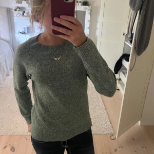 Grön stickad💚💚 - Väldigt fin stickad tröja, har ett litet hål på armen men inget som märks. Köparen står för frakt, använd gärna ”köp nu” 😚😚