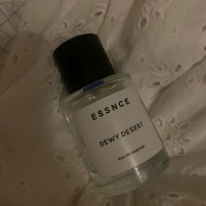 essence parfym - Muskiga dofter som är soapy clean och innehåller blommiga toner. Denna doft är för dig som tycker om Mojave Ghost av Byredo, eller om du letar efter en mognare version Marc Jacobs Daisy. Köpt för 360kr säljer för 179kr. Det finns hälften kvar kolla bild två💕