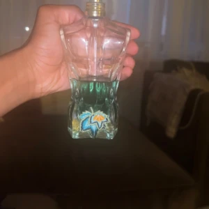 JEAN PAUL GAULTIER Paradise gaurden - Jean Paul Gaultier – Le Beau Paradise Garden EdT 125 ml (ca 60 ml kvar)  Säljer en flaska av den exklusiva och limiterade herrdoften Le Beau Paradise Garden från Jean Paul Gaultier. Detta är en Eau de Toilette i stor flaska (125 ml), med ungefär 65 ml kvar (se bild för referens). Perfekt nu för sommaren!  🟢 Fräsch, exotisk och sensuell doft med inslag av kokos, tonkaböna och gröna noter 🟢 Perfekt för både vardag och kväll 🟢 Flaskan är i fint skick med originalförpackning (om du har den)