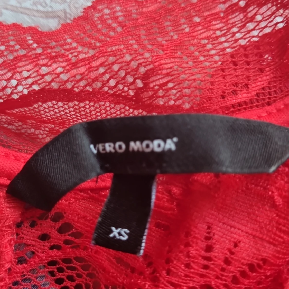 Röd spetsblus med öppen rygg - 4