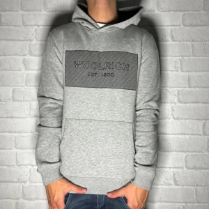 Woolrich hoodie - –  Skick: 8/10  –  Nypris: 3000+  Modellen på bilden är 178 cm lång väger 67kg