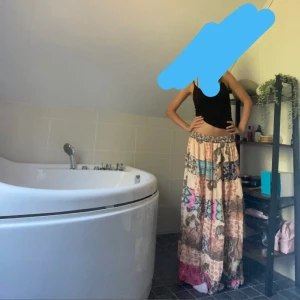 Färgglad långkjol med mönster - Säljer en färgglad långkjol med mönster som är perfekt för sommaren. Kjolen är köpt på en marknad utomlands för två år sen men är i super bra skick!