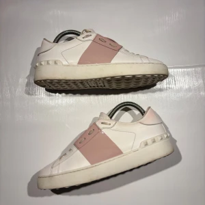 Valentino Open  - Hej! Säljer nu mina skor från märket Valentino, storlek 37 använt skick, givetvis äkta. Tveka inte på att höra av dig om du har frågor eller funderingar kring skorna! 