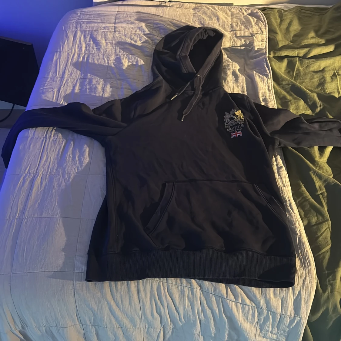 Mörkblå hoodie från Morris med brodyr