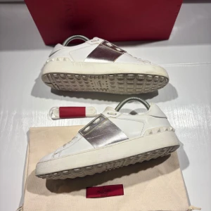 Valentino open skor - Hej! Säljer nu mina skor från märket Valentino, storlek 37.5 bra skick, allt på bilden ingår. givetvis äkta. Tveka inte på att höra av dig om du har frågor eller funderingar kring skorna! 