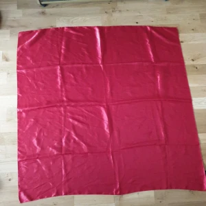 Satin sjal  - Använd 1 gång. 95×95