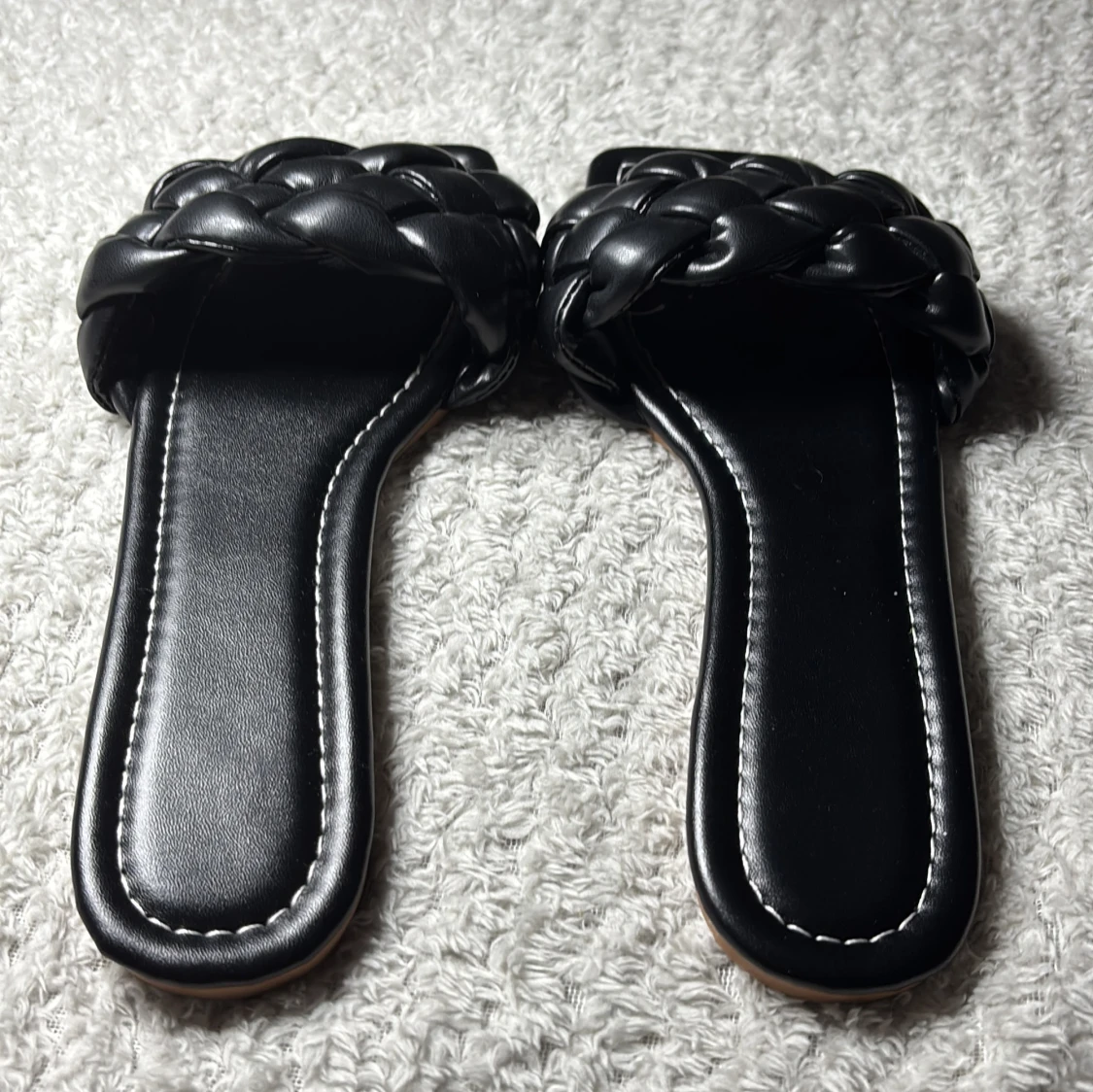 Svarta flätade sandaler med fyrkantig tå