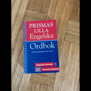 Prismas Lilla Engelska Ordbok - Smidig engelsk-svensk och svensk-engelsk ordbok med 33 000 ord och fraser. Perfekt för studier, resor eller att snabbt hitta rätt ord. Innehåller minigrammatik och uttalshjälp. Liten och lätt att ta med överallt!